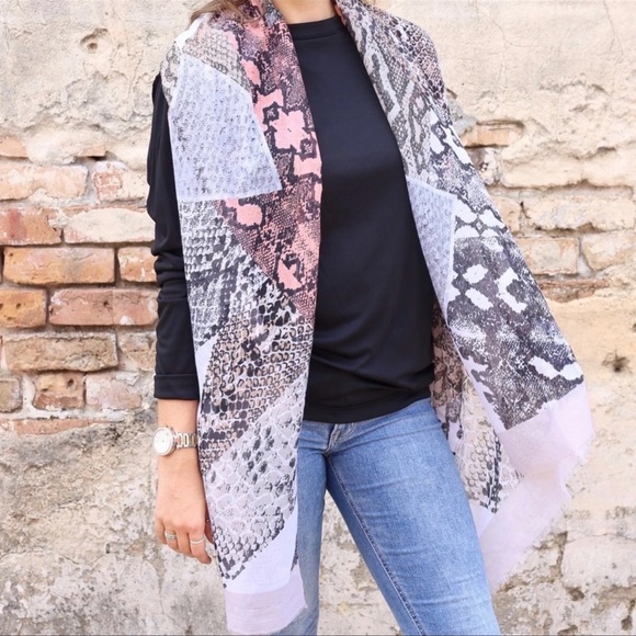 🌸 CAROLINE HILL Coral & Gray Snake Pattern Oblong Scarf, NWT - Picture 1 of 2